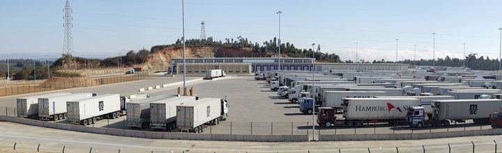 Accesos extraportuarios con control de camiones, barreras y patios de contenedores en la macrozona central
