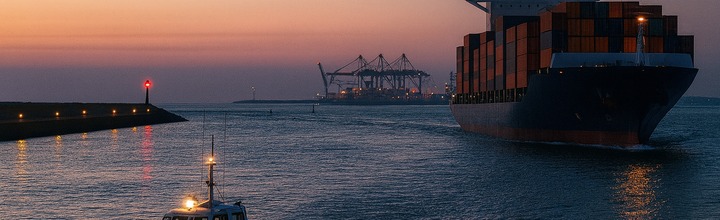 Buque portacontenedores y lancha de práctico coordinando recalada hacia terminal de contenedores