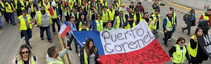 Faenas portuarias en terminal con buque y grúas en operación