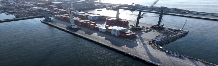 Operaciones en Iquique Terminal Internacional con grúa móvil y equipos portacontenedores en faena