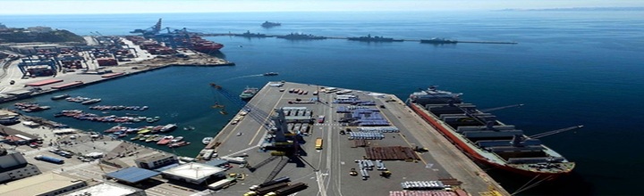 Operación portuaria en Valparaíso con grúas y portacontenedores