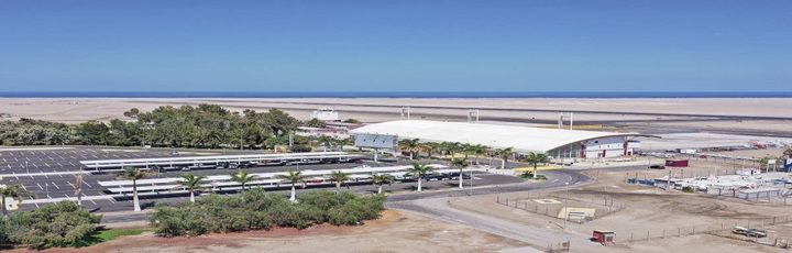 Vista exterior del Aeropuerto Internacional Chacalluta en Arica, infraestructura clave para un eventual nodo logístico mar-aire en el extremo norte de Chile