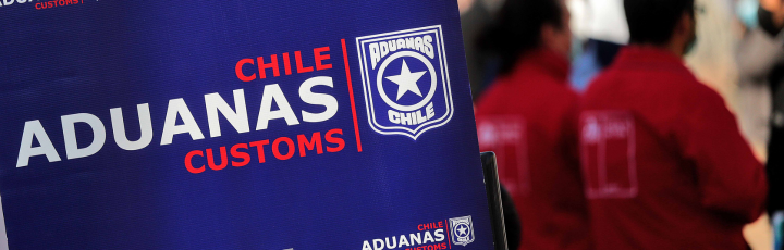 Punto de control en frontera norte, con barrera y vehículos de carga