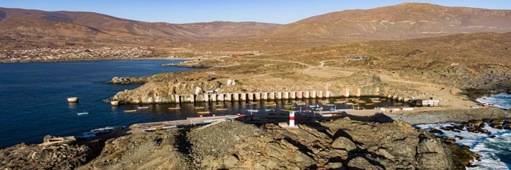 Vista de un puerto y su borde costero en una localidad costera