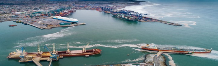 Patio extraportuario con grúas y camiones durante la temporada de cerezas