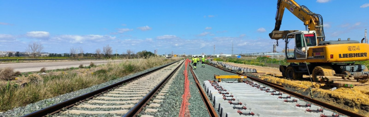 Vías férreas convergiendo hacia zona de contenedores y grúas en el Puerto de Sevilla