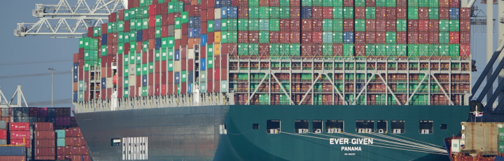 Terminal de contenedores con pórticos y buque portacontenedores a la hora dorada