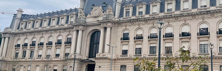 Vista de muelle y grúas en operación, ilustración conceptual de verificaciones aduaneras