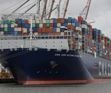 Buque portacontenedores de CMA CGM navegando en ruta comercial entre Asia y América Latina
